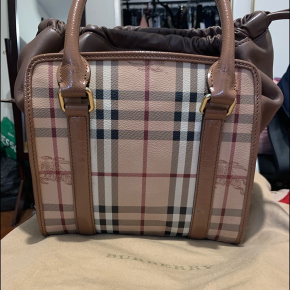 Authentic Burberry handbag includes adjustable straps and dust bag preowned - Picture 7 of 7